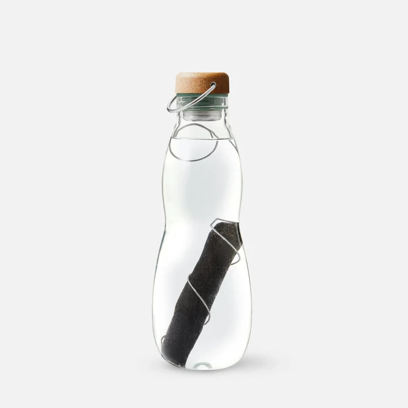 Vandflaske i glas med kulfilter – Eau Good