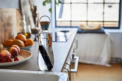 Vandflaske i glas med kulfilter – Eau Good